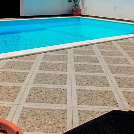 1 Bedroom In Apartment *