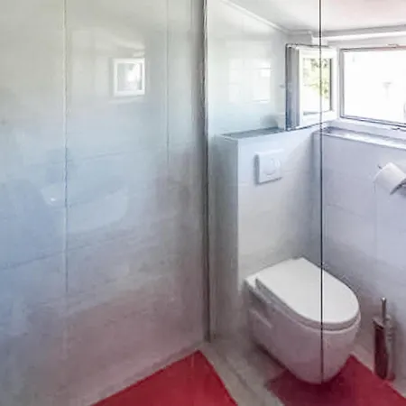 1 Bedroom In Apartment *