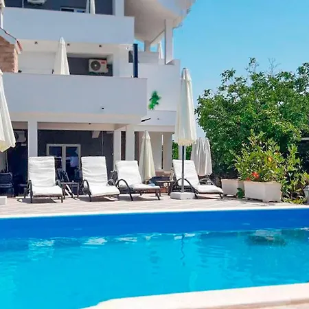 1 Bedroom In Apartment *